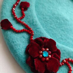 Beretă handmade turcoaz din lână 100% cu decor bordo EZO