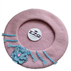 Beretă handmade roz pudrat din lână 100% cu decor bleu EZO