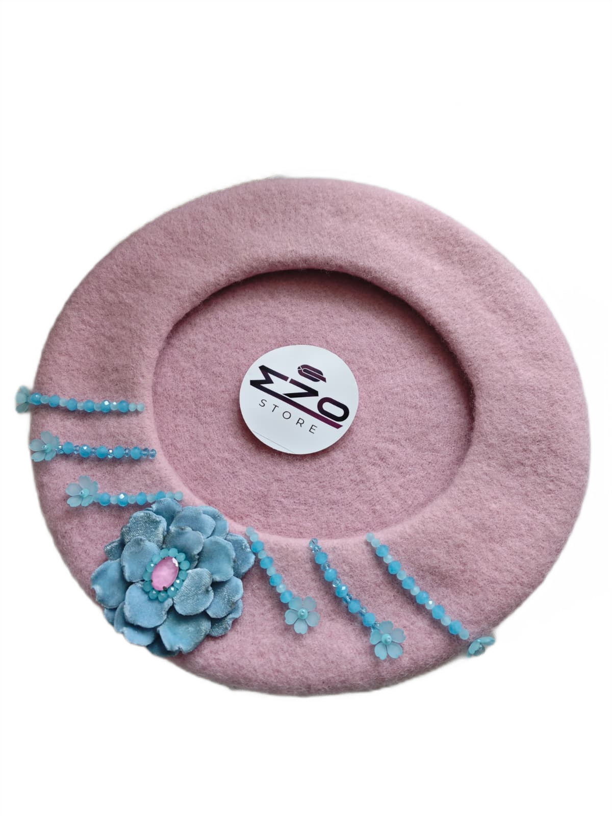Beretă handmade roz pudrat din lână 100% cu decor bleu EZO