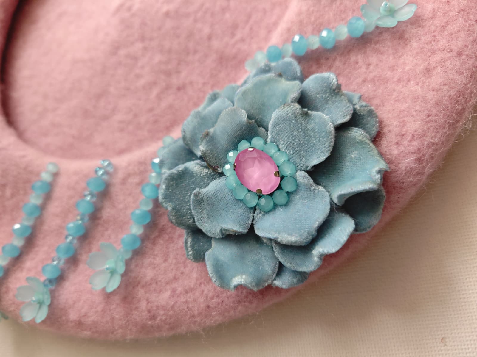 Beretă handmade roz pudrat – unicat din lână 100% - imagine 3
