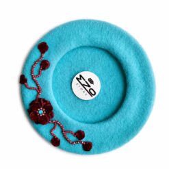Beretă handmade turcoaz din lână 100% cu decor bordo EZO