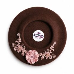 Beretă handmade maro ciocolatiu din lână 100% cu decor roz pudrat EZO