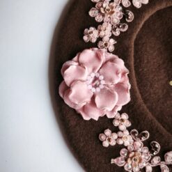 Beretă handmade maro ciocolatiu din lână 100% cu decor roz pudrat EZO