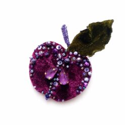 Broșă handmade în formă de măr mov-prună cu cristale – EZO