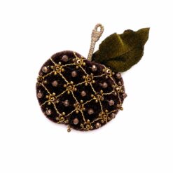 Broșă handmade în formă de măr maro cu detalii aurii – EZO
