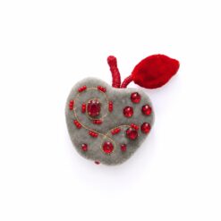 Broșă handmade în formă de măr gri cu elemente roșii – EZO