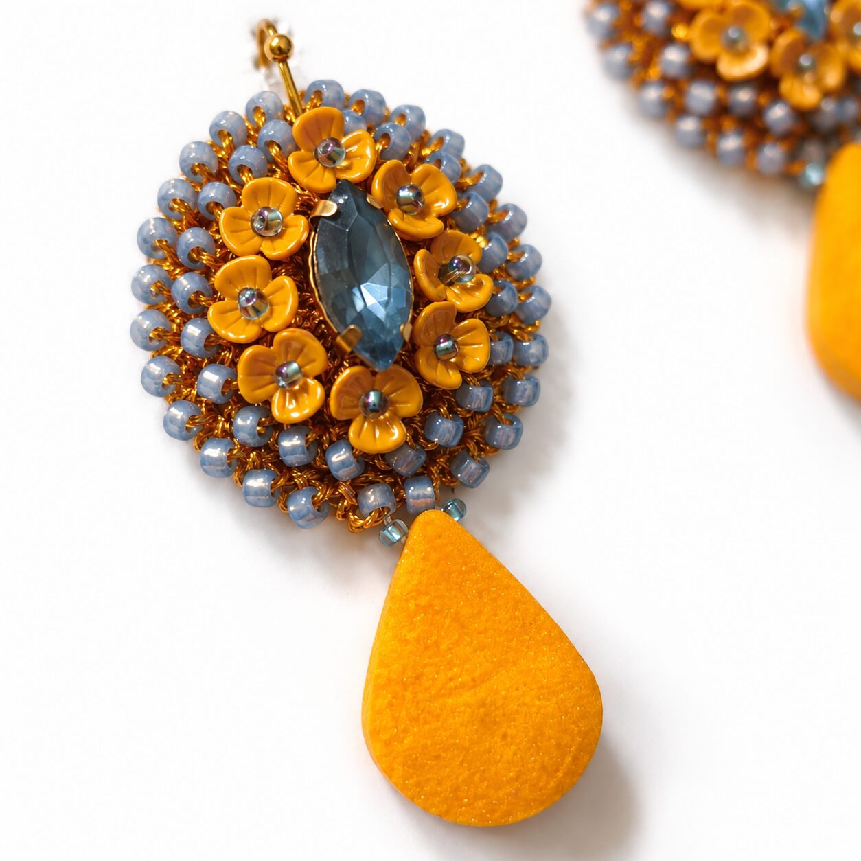 Cercei Mustard Bloom – croșetați cu rhinestone și accente florale - imagine 4